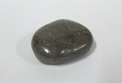 Pedra polida castanha escura sobre fundo branco