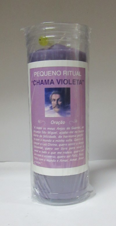 Vela roxa com etiqueta 'Pequeno Ritual Chama Violeta' e texto de oração em embalagem plástica.