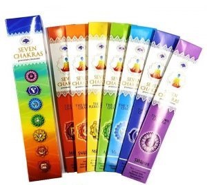 Caixas coloridas de incenso Seven Chakras alinhadas em fundo branco
