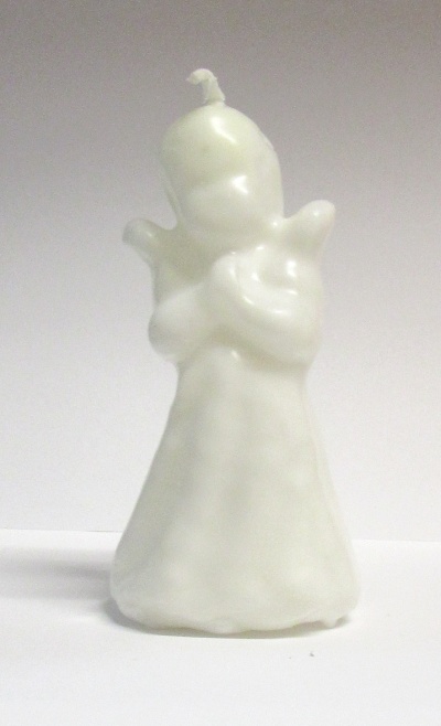 Vela branca em forma de anjo com asas e pavio no topo