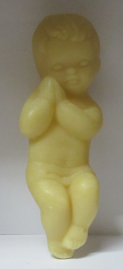 Estatueta amarela de bebé em posição de oração