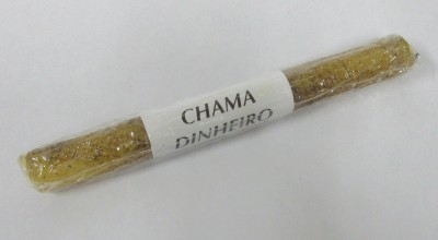Vela amarela com etiqueta 'CHAMA DINHEIRO' em plástico transparente