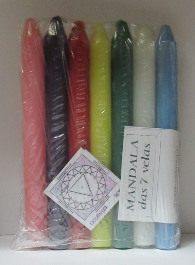 Conjunto de sete velas coloridas embaladas em plástico transparente com etiquetas