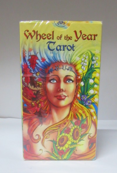 Caixa colorida de cartas Wheel of the Year Tarot com ilustração feminina e flores