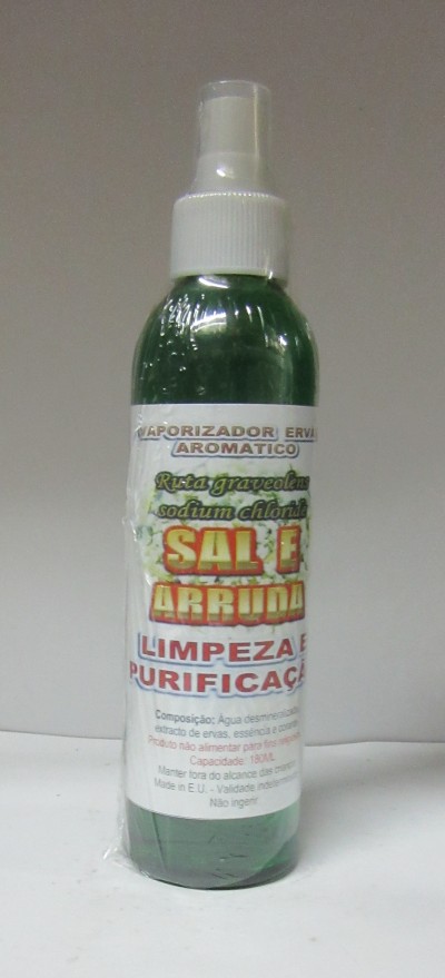 Garrafa verde com vaporizador e rótulo branco escrito 'SAL E ARRUDA'