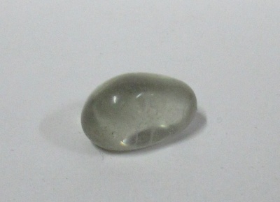 Pedra polida cinza transparente com reflexos sobre fundo branco