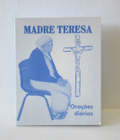 Caixa com imagem de Madre Teresa, crucifixo e texto em azul