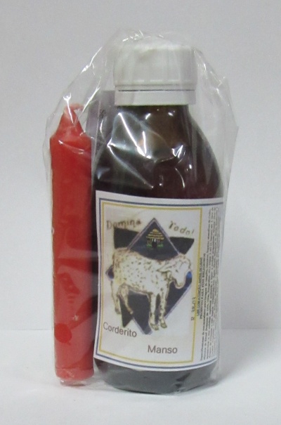 Garrafa de líquido com rótulo de cordeiro e vela vermelha embalada em saco plástico