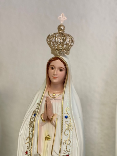 Estatueta religiosa de Nossa Senhora com manto branco e coroa dourada