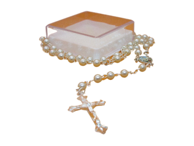 Colar de contas de pérola branca com crucifixo em madrepérola e medalha religiosa