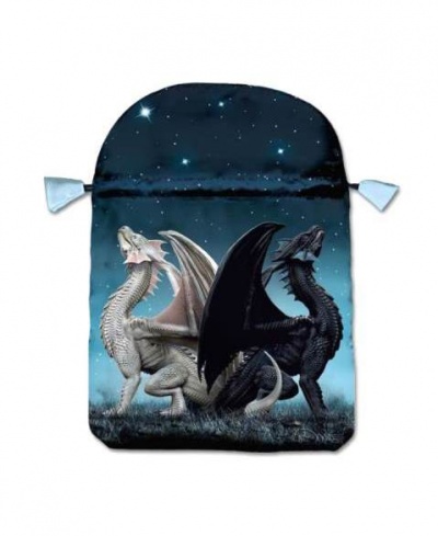 Saco de tecido com dragões branco e negro sobre fundo de céu estrelado