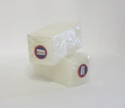 Duas barras retangulares brancas embaladas em plástico transparente com autocolantes redondos com símbolos de tabaco