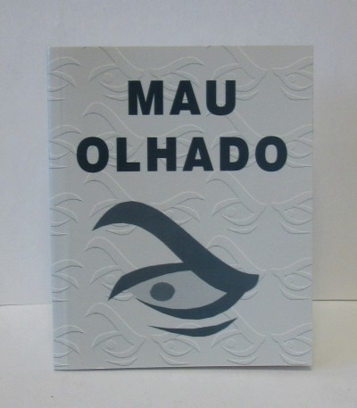 Capa de livro branco com título 'MAU OLHADO' e ilustração de olho estilizado preto