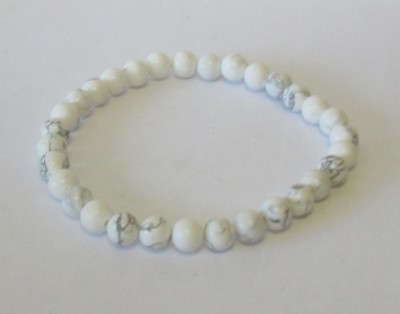 Pulseira de contas brancas com veios cinzentos