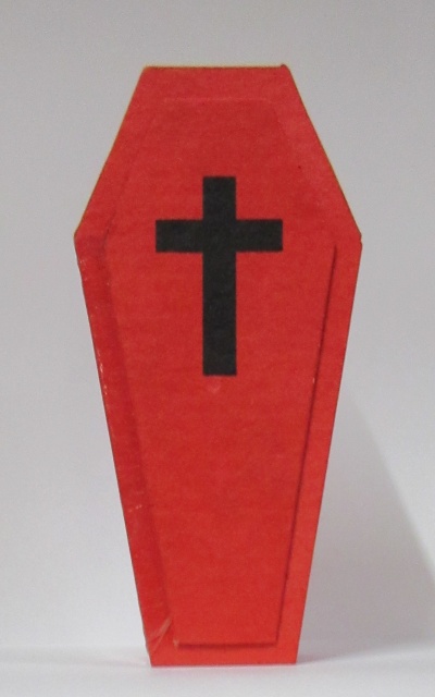 Caixão de papel vermelho com cruz preta