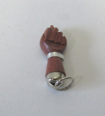 Pendente de mão fechada em madeira castanha com base metálica prateada