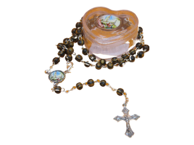Rosário castanho translúcido com crucifixo prateado e caixa transparente em forma de coração