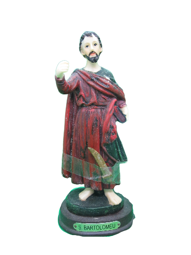 Estátua de S. Bartolomeu com roupa vermelha e base preta
