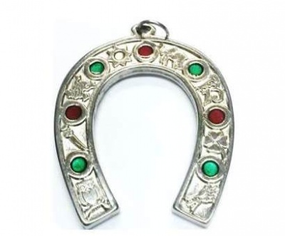 Pingente em forma de ferradura prateada com pedras verdes e vermelhas e detalhes em relevo