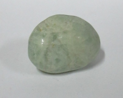 Pedra polida verde claro com textura marmoreada sobre fundo branco