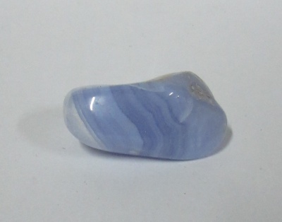 Pedra polida azul com padrões brancos