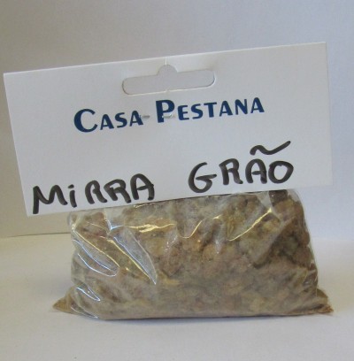 Saco transparente com mirra grão e etiqueta com marca Casa Pestana