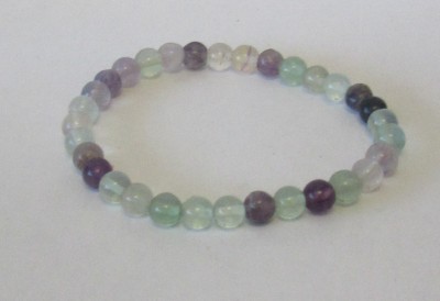 Pulseira colorida de contas redondas sobre fundo branco