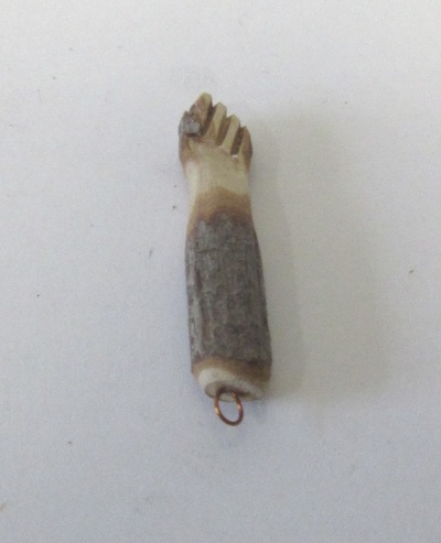 Pingente em forma de pé castanho e bege com anel metálico na base