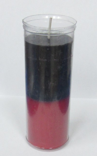 Vela cilíndrica dentro de copo de vidro com cera preta e vermelha