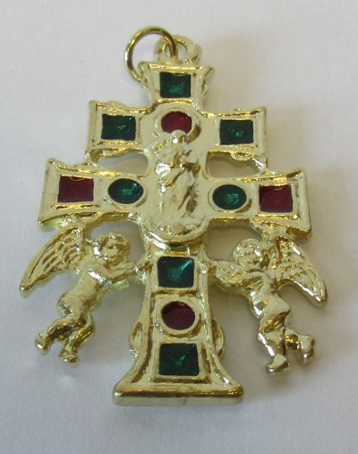 Pendente dourado em forma de cruz com pedras coloridas e anjos