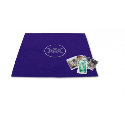Tapete roxo com cartas de tarot e símbolo de luas em branco.