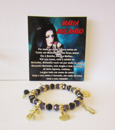 Pulseira com contas negras e roxas e pendentes dourados diante de cartão com imagem e texto.