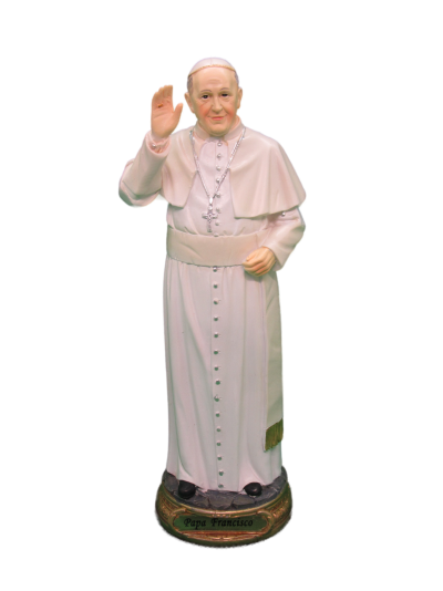 Estátua de Papa Francisco em vestes brancas com base com inscrição.