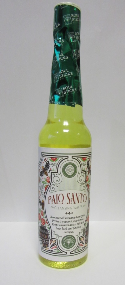 Garrafa de vidro verde com etiqueta decorada e selo SOUL STICKS no gargalo.