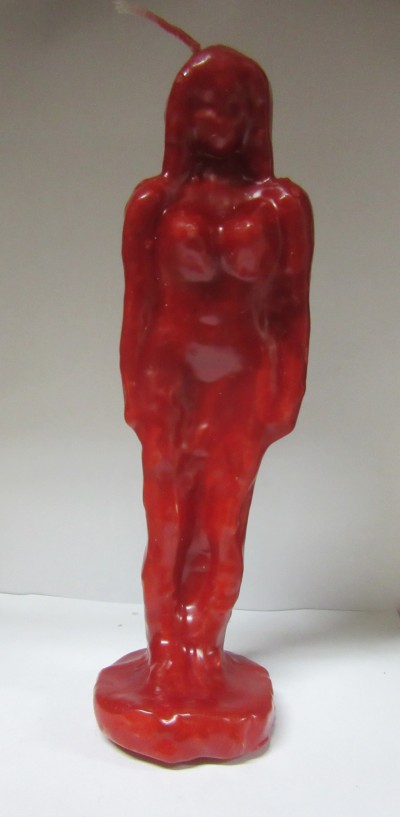 Vela vermelha em forma de figura humana feminina em fundo neutro