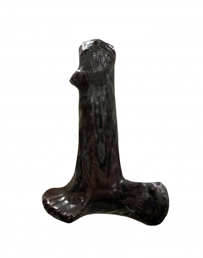 Peça preta brilhante em forma de biscoito ou brinquedo