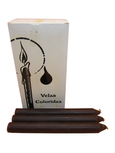 Caixa branca com velas coloridas e 4 velas marrons escuras em frente