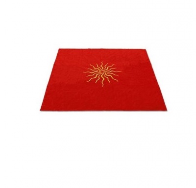 Tapete quadrado vermelho com padrão de sol amarelo no centro