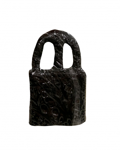 Saco preto com padrão em relevo e duas alças ovais