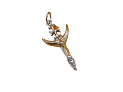 Pingente metálico prateado em forma de figura estilizada com asas e base com cristais