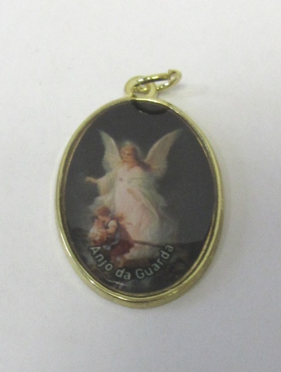 Medalha oval com imagem de anjo da guarda e criança, moldura dourada