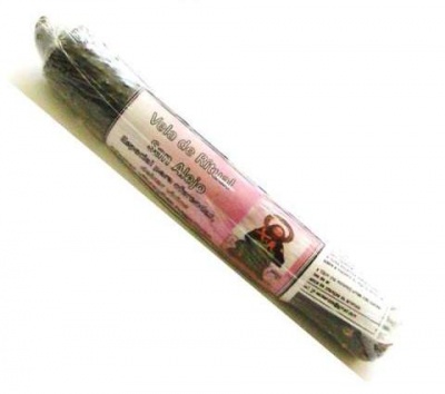 Vela preta enrolada em plástico com etiqueta branca e rosa