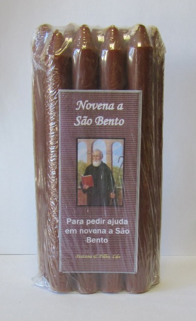 Pacote de nove velas marrons com etiqueta de São Bento, embaladas em plástico transparente.