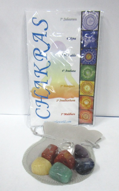 Conjunto de pedras para chakras em saco de tecido com embalagem colorida e texto em inglês.