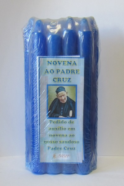 Conjunto de velas azuis com rótulo de novena ao Padre Cruz