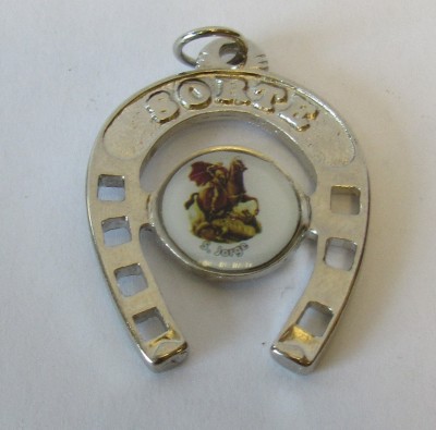 Pendente metálico em ferradura com imagem de São Jorge