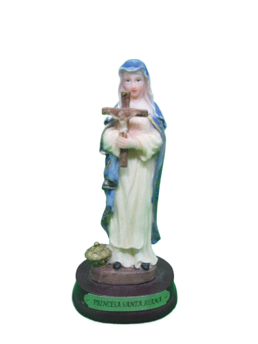 Estátua da Princesa Santa Joana segurando cruz com base verde e placa com texto