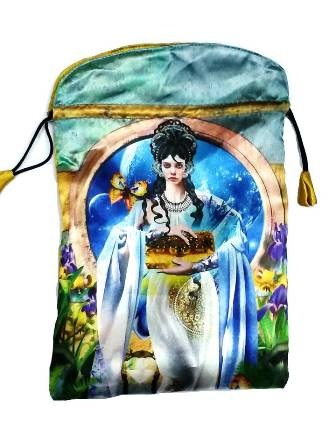 Saquinho de tecido com ilustração colorida de mulher e flores