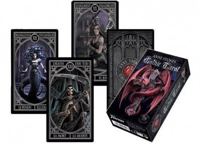 Cartas de Tarot góticas com desenhos de sereia, esqueleto e figura feminina, caixa preta com dragão vermelho.