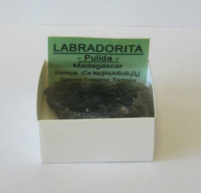 Pedra polida labradorita em caixa branca com cartão verde explicativo